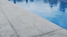 calcestruzzo stampato intorno alla piscina