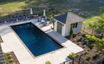 piscine rectangulaire en fibre de verre noire avec pool house