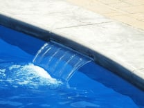 Cascata d'acqua su piscina